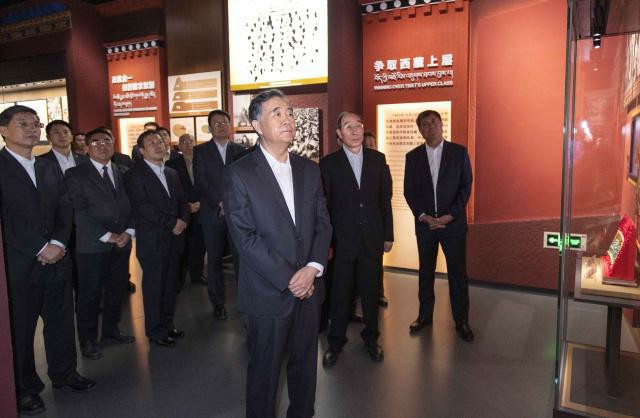 03 2019年5月5日中央政治局常委、全國政協主席汪洋來到西藏文化博物館，參觀“廢奴豐碑——西藏民主改革60周年特展”.jpg