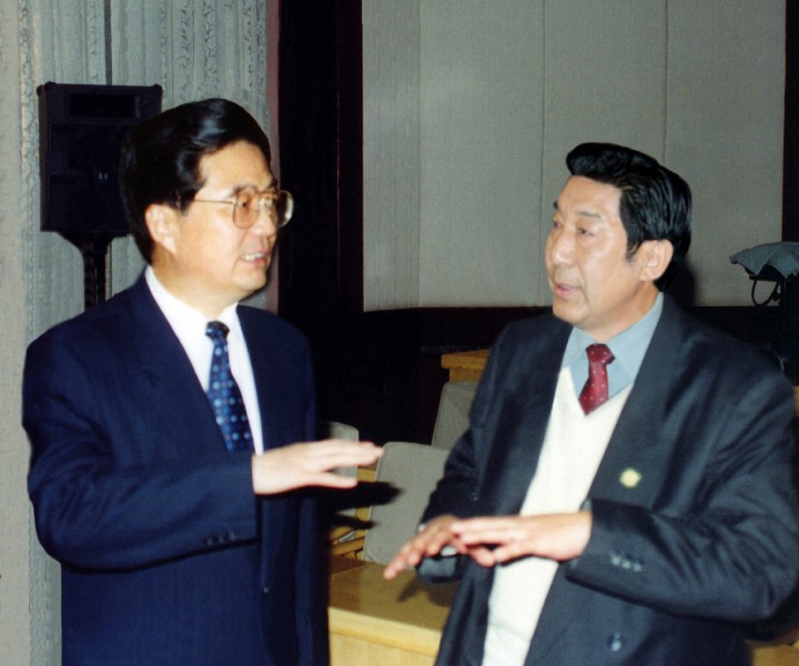 02 2000年10月26日中央政治局常委、國家副主席胡錦濤與拉巴平措總干事交談~1.jpg
